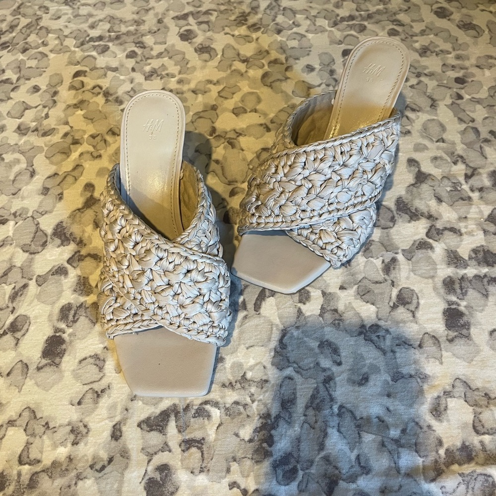 NWOT H&M Greige Mules SIZE 7 $60 (RRP $70) 🕊️💛. - Picture 2 of 7